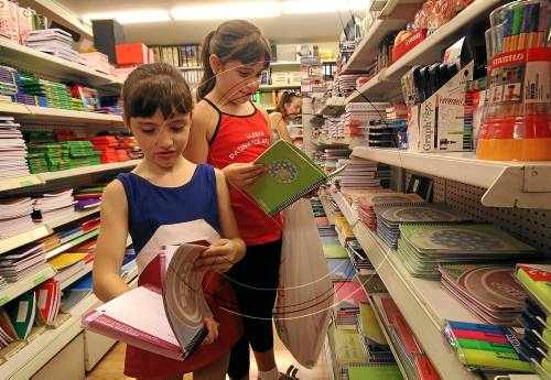 La venda de llibres de text baixa quasi un 20% enguany