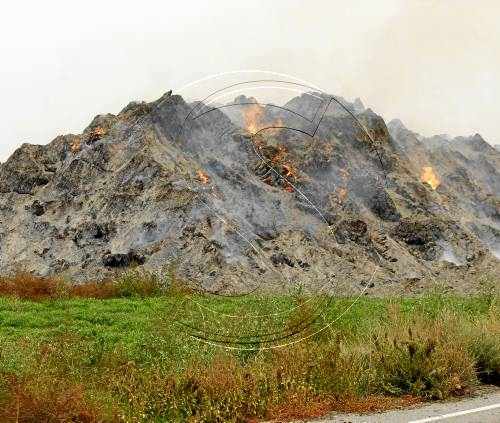 Dos espectaculars incendis calcinen una botiga a la Seu d'Urgell i un paller a Albesa