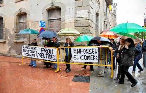 Mobilització a Cervera per demanar reobrir al trànsit la plaça Universitat