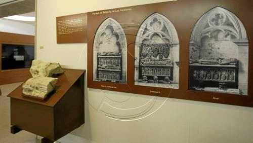 Tombes venudes i peces robades s'exhibeixen al Cloisters de Nova York
