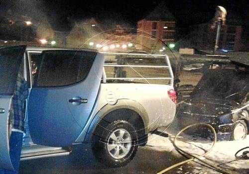 Un incendi calcina tres cotxes i quatre contenidors a Vielha