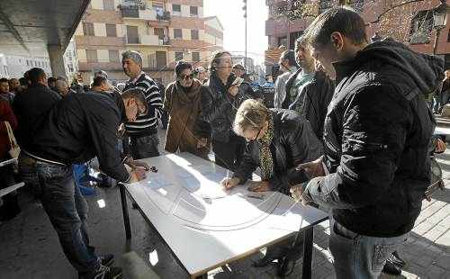 Cues dels romanesos de Lleida per votar a les eleccions del seu país