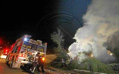 Densa columna de fum per un foc de matolls al polígon El Segre