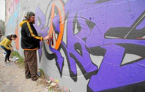 Pardinyes vol gestionar el mur del riu per a grafitis