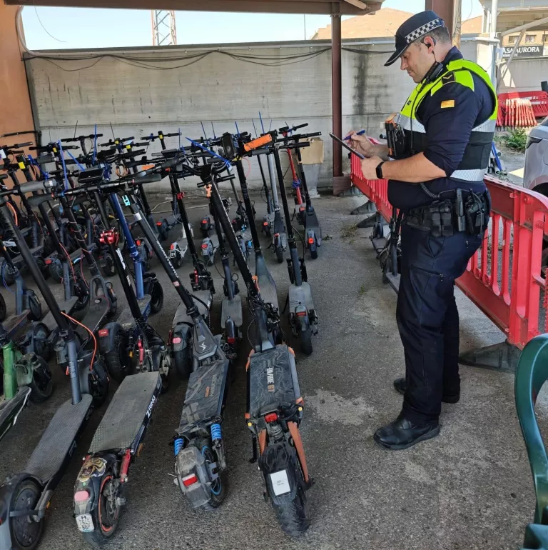 La Guàrdia Urbana de Lleida trasllada 95 vehicles de mobilitat personal al dipòsit municipal