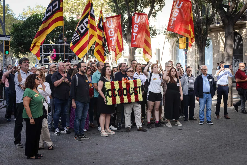 GALERIA: La Diada omple de les tradicionals ofrenes el monument de Rafael Casanova