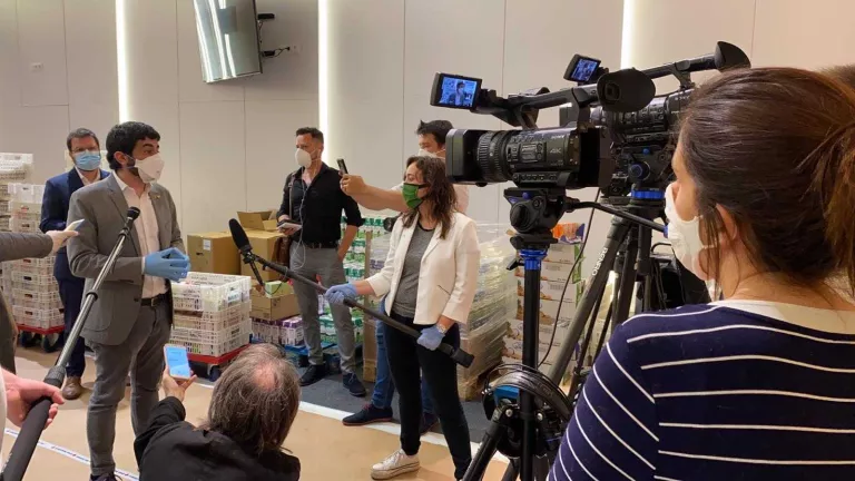 Acord entre el Govern i Creu Roja per destinar 1,5M d'euros contra la pobresa i malnutrició infantil