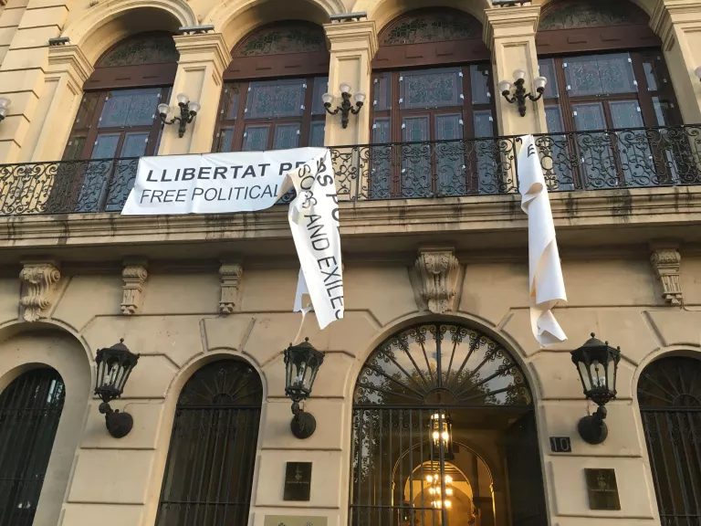 Arrenquen la pancarta de la Paeria en suport als polítics presos