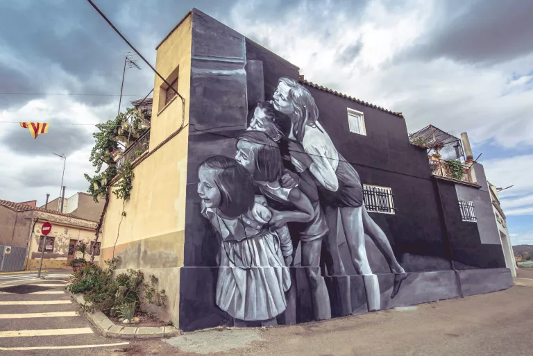 El mural ‘Memorias’ de Sara Rubio i Víctor García, guanyador del 3r Torrefarrera Street Art Festival
