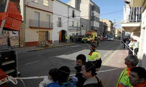 Un matrimoni salva la vida després de caure la seua casa amb ells a l'interior a Miralcamp