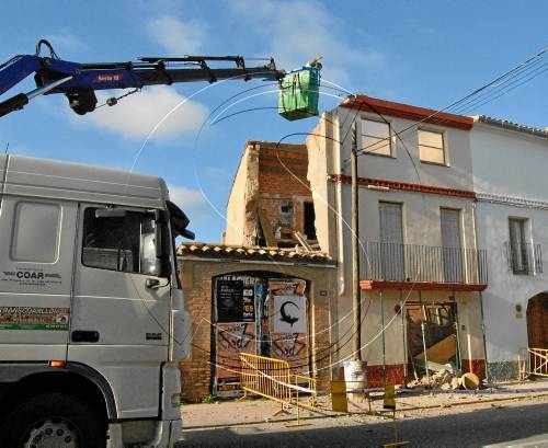 Enderroquen part de la façana de la casa ensorrada de Miralcamp per precaució