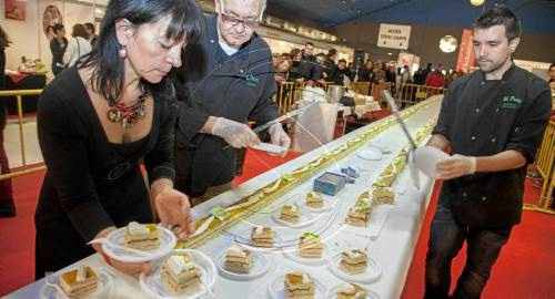 Pastís solidari en la 16 Fira d'Artistes de Tàrrega