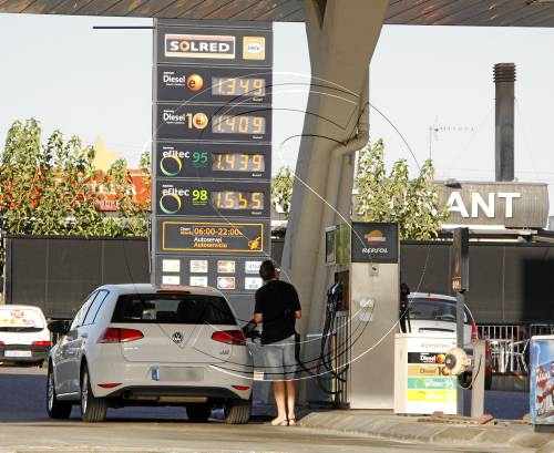 El preu dels carburants cau fins a un 5% a Lleida i torna a nivells del 2011