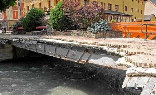 Les demana diners per al pont sobre la Garona