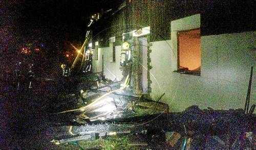Un incendi calcina tres cases i en danya una altra a la Torre de Capdella