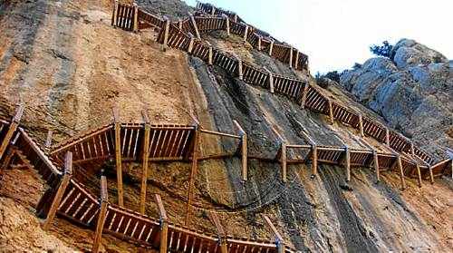 Alarma per una innocentada a l'escalinata de Mont-rebei
