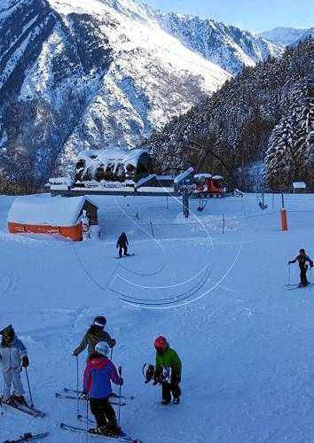 Les estacions del Pirineu acumulen neu encara que el vent tanca pistes