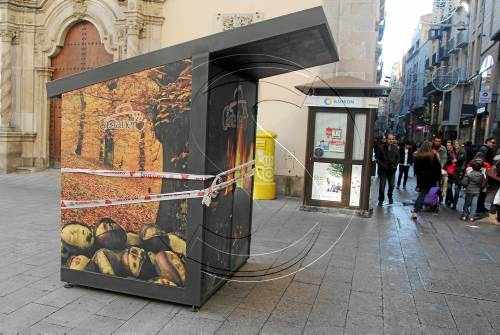 Foc a la paperera de la parada de castanyes de la plaça Sant Francesc
