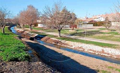 Agramunt recupera una passarel·la de vianants per al parc de Riella