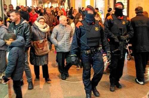 Els Mossos reforcen la seguretat i patrullen amb subfusells per l'Eix