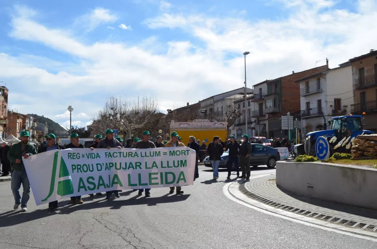 Manifestació i tall de la C-14 a Ponts amb una dotzena de tractors contra la pujada elèctrica