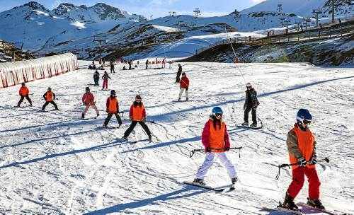 Escolars omplen les pistes de Lleida a l'espera de més neu a partir de demà