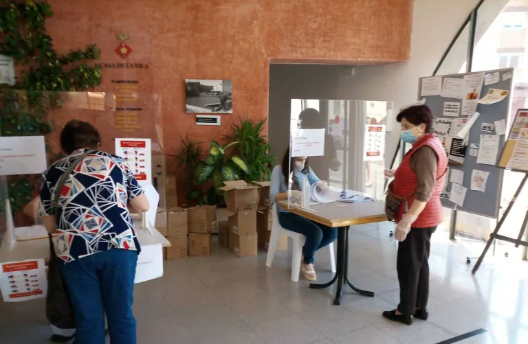 Més de 6.000 mascaretes i 800 litres de gel hidroalcohòlic pels veïns i veïnes de Rosselló