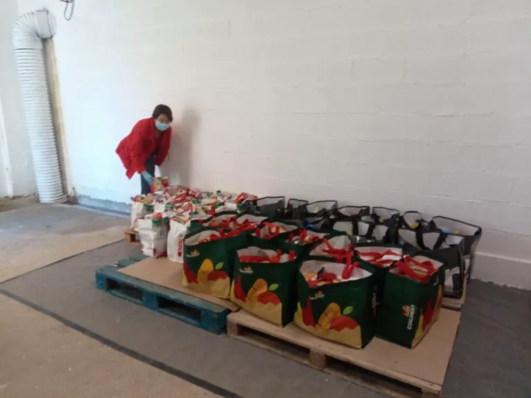 Rosselló reparteix lots de primera necessitat a persones en situació d’exclusió per la COVID-19