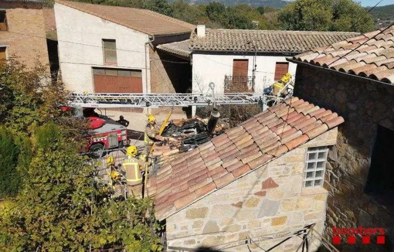 Els Bombers sufoquen l'incendi d'una casa a Palau de Noguera