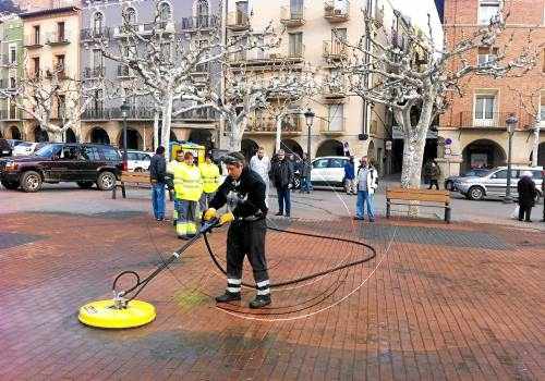 Proven la màquina de Balaguer per netejar xiclets i grafitis