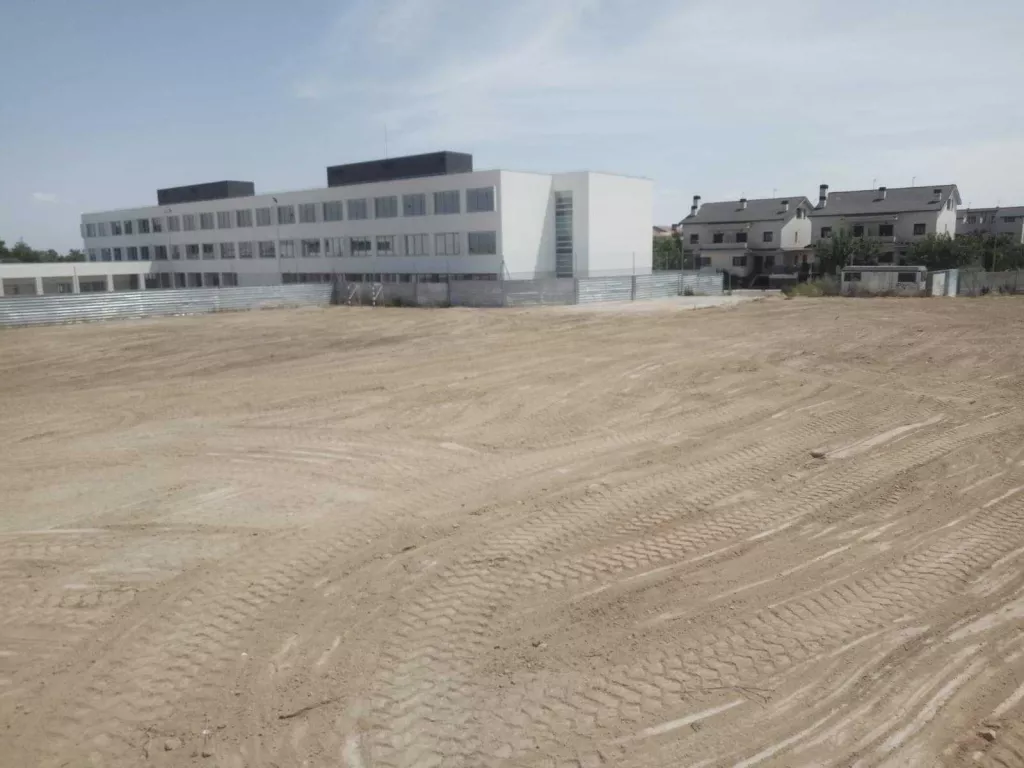 Torrefarrera adequa el solar on Educació construirà el pati de l’Institut Joan Solà