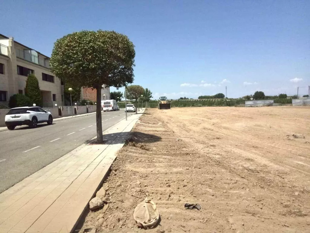 Torrefarrera adequa el solar on Educació construirà el pati de l’Institut Joan Solà