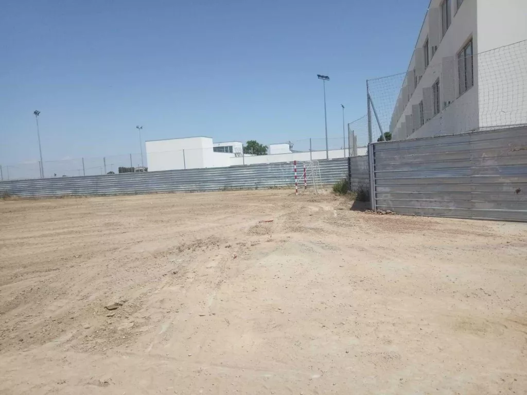 Torrefarrera adequa el solar on Educació construirà el pati de l’Institut Joan Solà