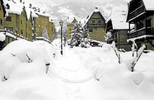 La neu i el vent dificulten el trànsit al Pirineu i accentuen el risc d'allaus
