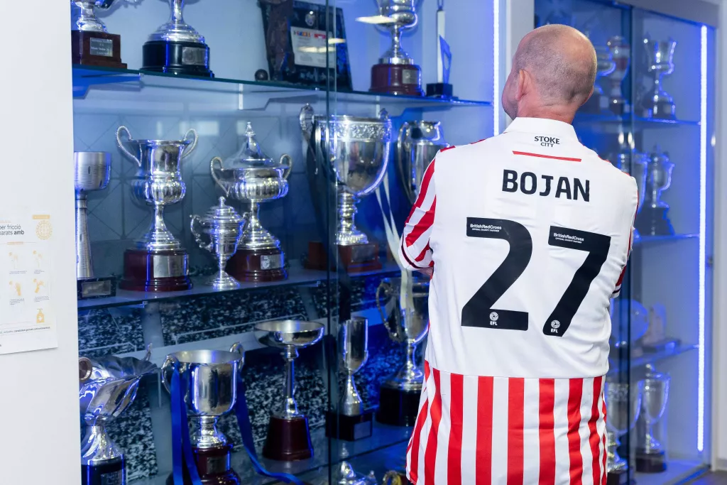 ⏯️ Dos fans anglesos de Bojan Krkic visiten Lleida tot i la suspensió del Catalunya-Mali