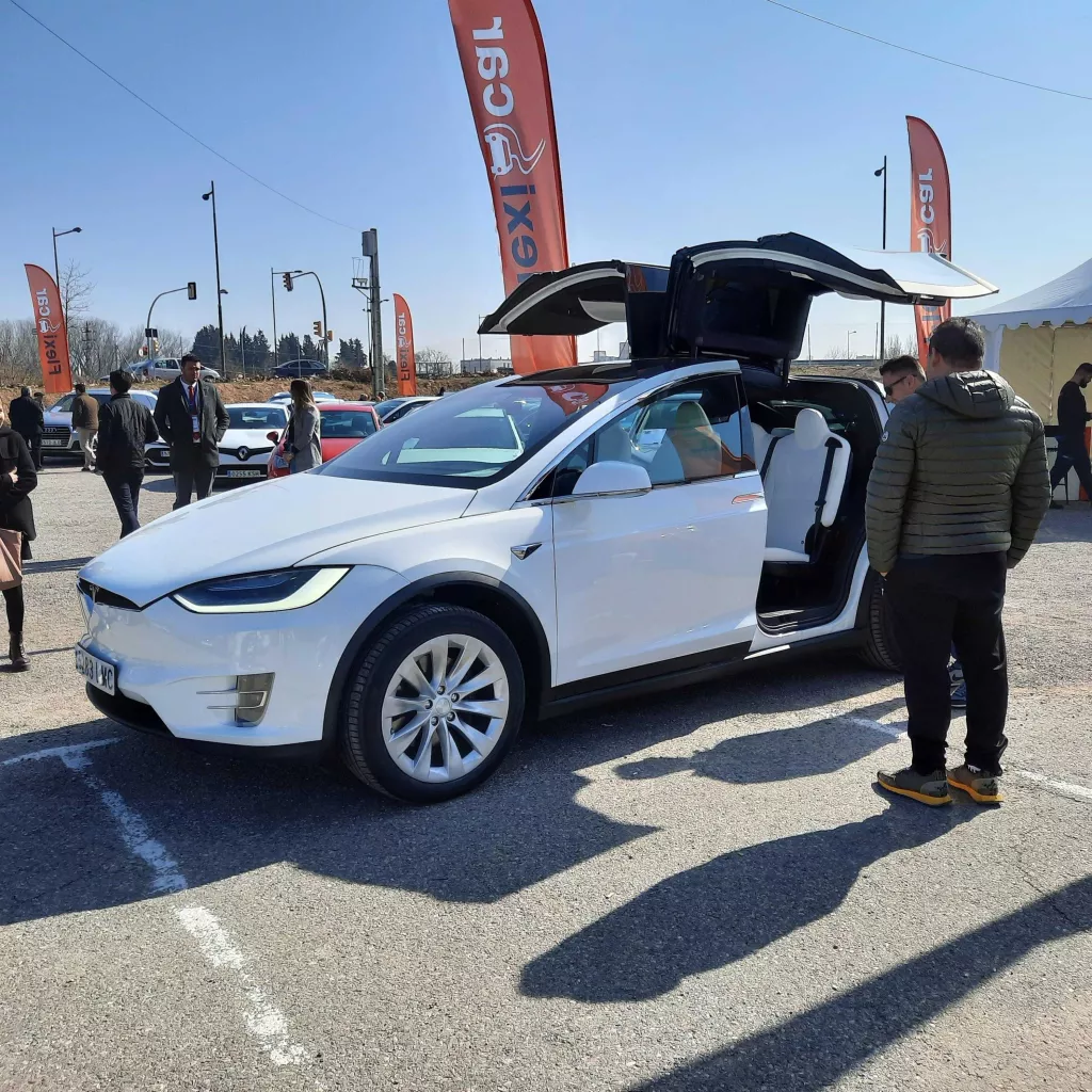 El Tesla X, el cotxe que "balla", capta l'atenció del públic de Lleida Ocasió