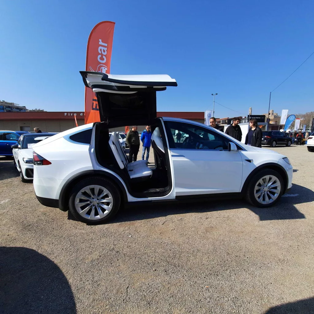 El Tesla X, el cotxe que "balla", capta l'atenció del públic de Lleida Ocasió