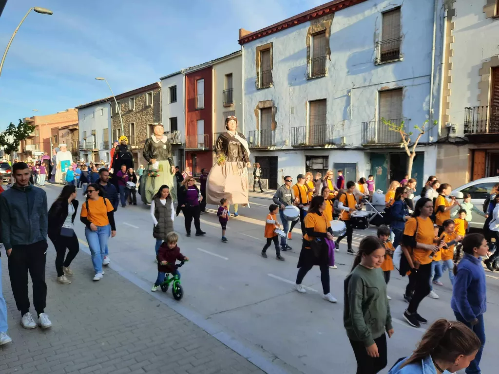 Vallfogona de Balaguer celebra una trobada gegantera amb una dotzena de figures i 200 collistes