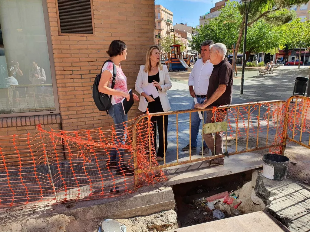L'alcaldessa accidental Begoña Iglesias visita la remodelació del carrer Vallcalent de Lleida