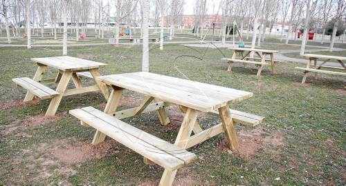 Taules de pícnic a la Mitjana i el parc de l'Aigua