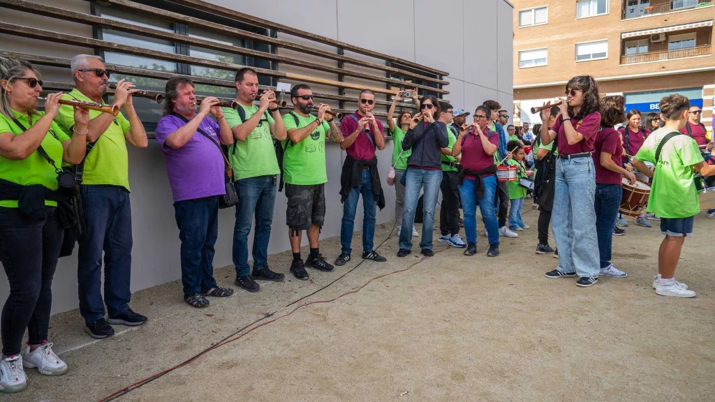 Prop de 180 persones participen a Torrefarrera en la X Trobada Gegantera i I Trobada de Grallers i Tabalers