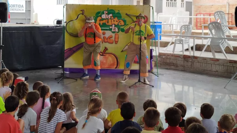Unió de Pagesos i la Diputació incentiven el consum de fruita entre els més petits