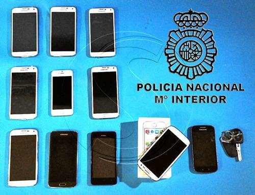 Detenen quatre lleidatans per vendre mòbils falsificats
