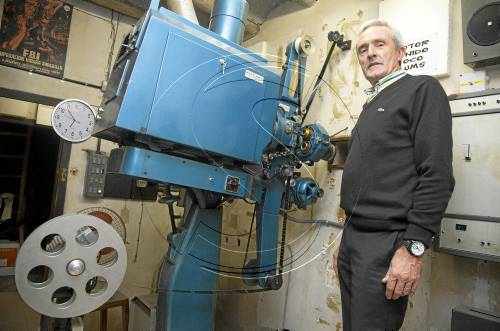Tornabous instal·la un projector domèstic per no tancar el cine