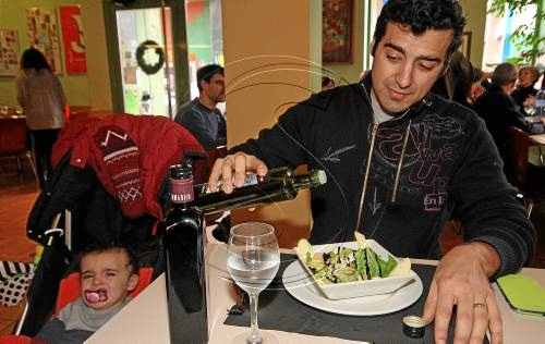 La cara i la creu de l'oli d'oliva embotellat en l'hostaleria