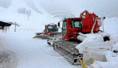 Neu pertot arreu a l'espera que remeti el temporal