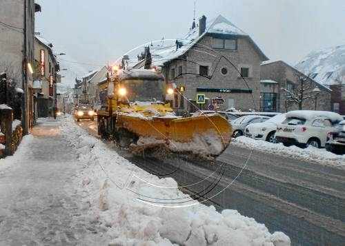 El temporal deixa un metre de neu nova al Pirineu i Andorra desallotja 26 veïns