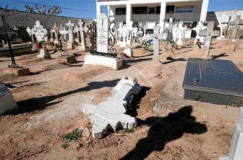 Uns vàndals fan malbé 35 creus al cementiri de Castellserà