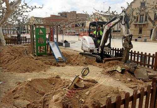Bellvís renova els parcs infantils de la plaça Catalunya
