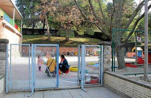 Una plaga d'erugues impedeix fer servir part del pati d'una guarderia
